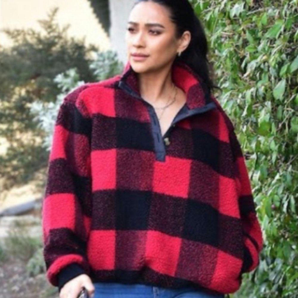 American Eagle Buffalo Red and Black Plaid Sherpa Pullover